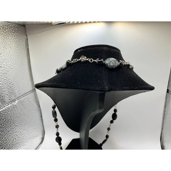 Long marbled black, gray stones & silver flowers necklace! - Picture 6 of 6